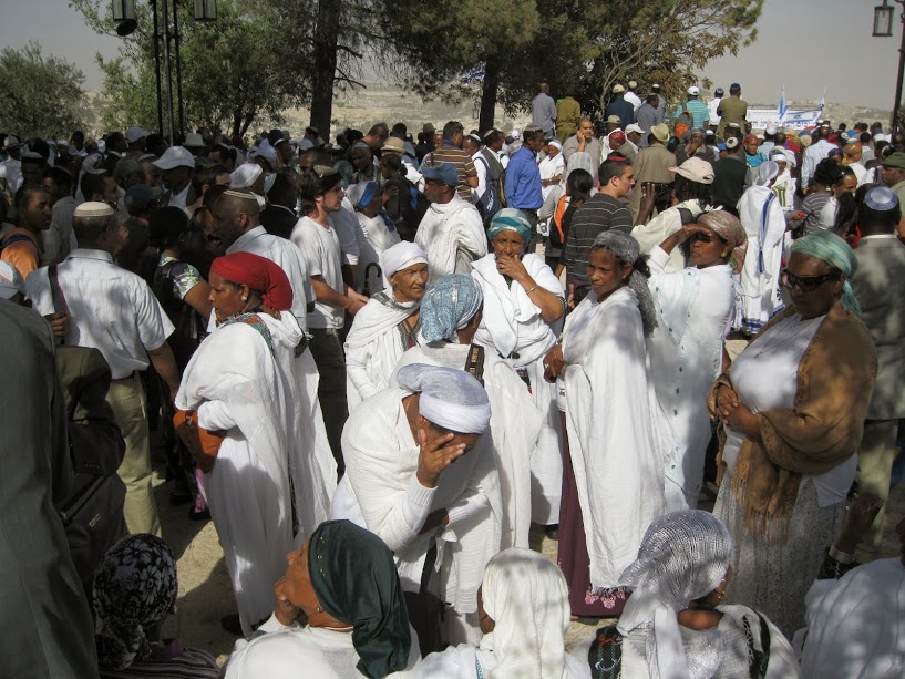 הקסים עומדים על ההר, מתפללים ומברכים את העם. ההר מלא באנשים עטופים בגלימות לבנות וההכנות בשיאן. | צילום: דן בראז