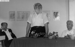 טבנקין נואם בפני משלחת של יהודים מקנדה, שביקרה ב"בית לוחמי הגטאות" באפריל 1963. אתר בית לוחמי הגטאות.