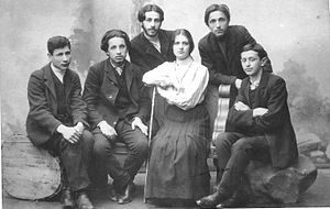 קבוצה של פועלי ציון מוורשה בשנת 1905 עומדים מימין לשמאל אליעזר סלוצקין ויצחק טבנקין יושבים מימין לשמאל מכס, אווה טבנקין אשתו של טבנקין